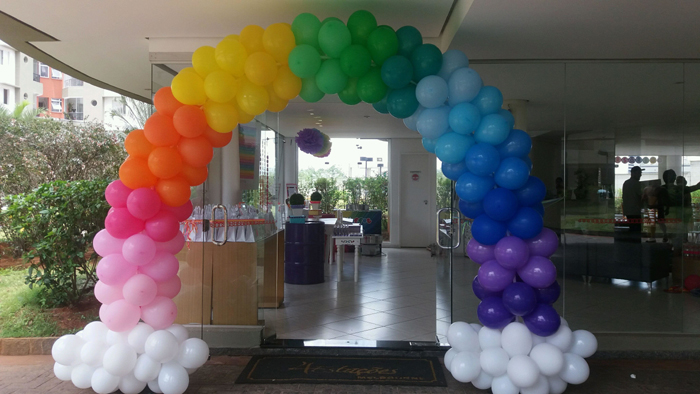 arco de balões arco iris