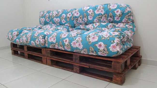 sofá de pallet com futons 