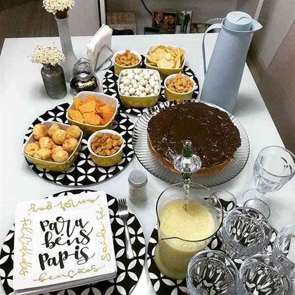 mesa de cafe da manha de aniversario