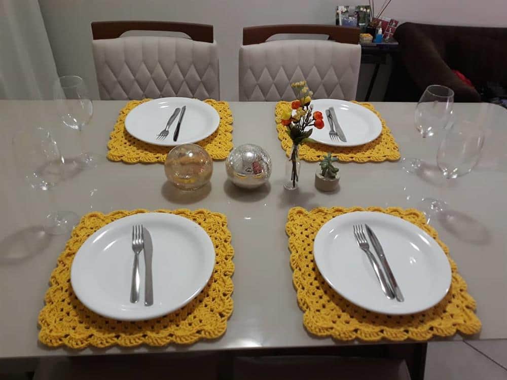 decoração com sousplat amarelo