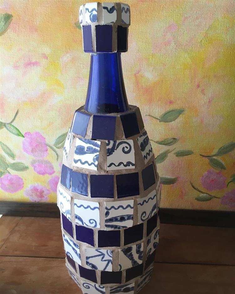 Garrafa decorada com mosaico de azulejos