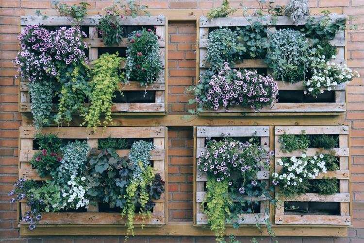 Palete com flores Ideias de decoração com vasos e plantas Artesanato Passo a Passo