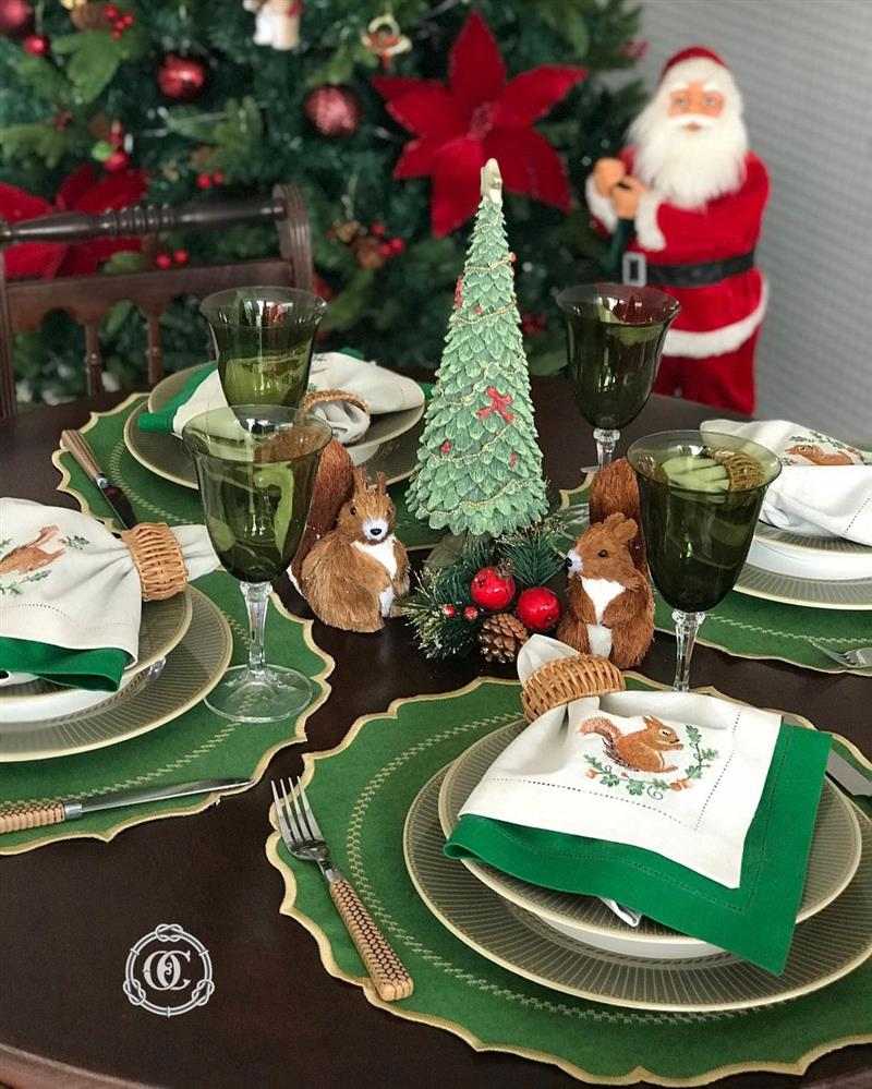 Mesa de jantar de Natal decorada