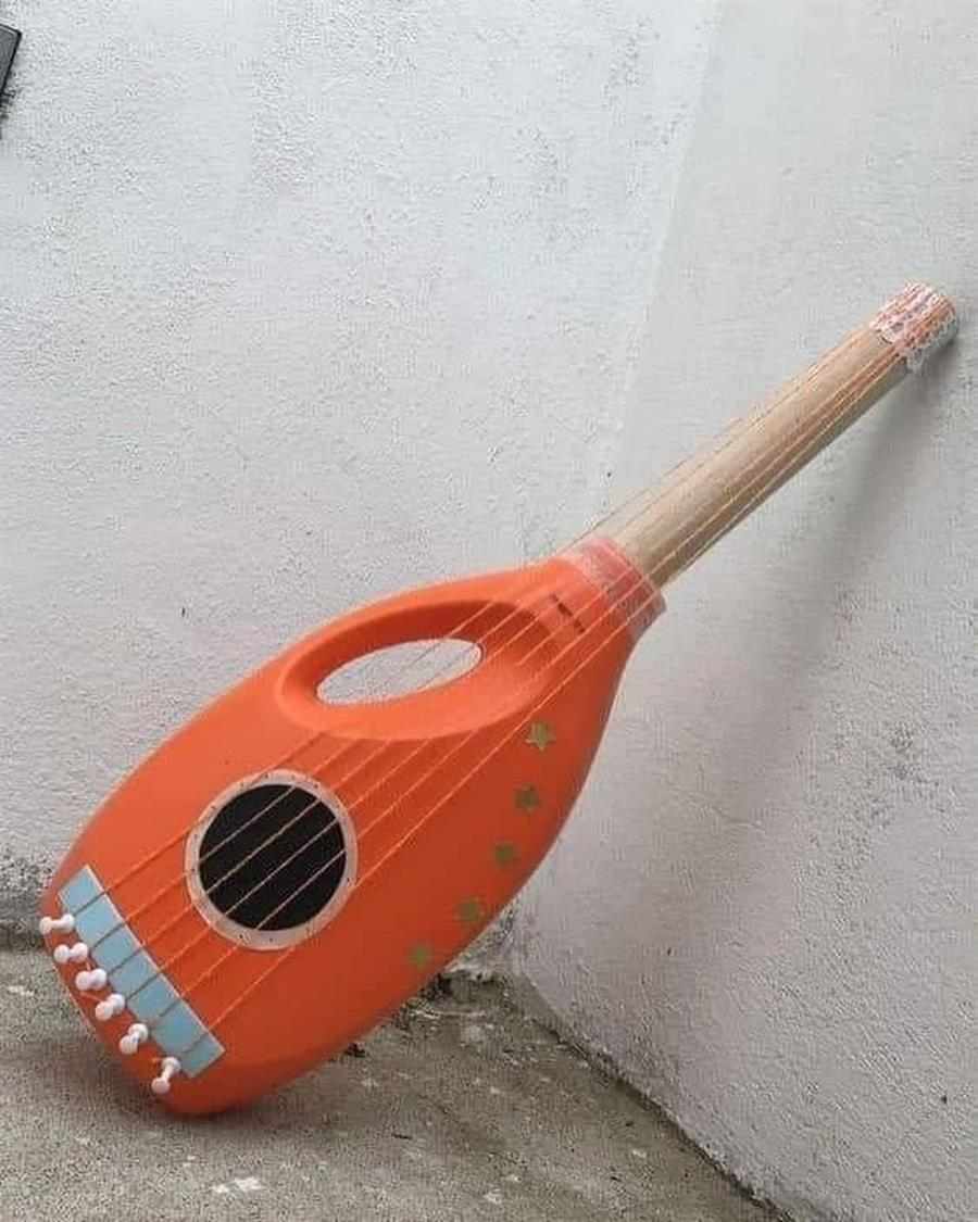 Violão de materiais recicláveis