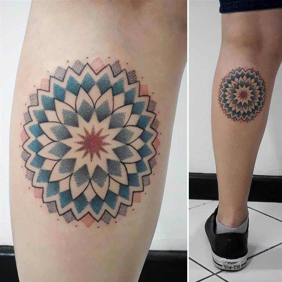 Tattoo de mandala colorida na perna