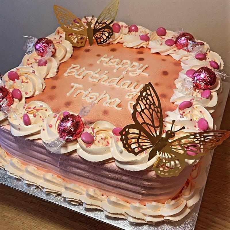bolo quadrado, decorado com borboletas! . . . . #anabolosepresentes #