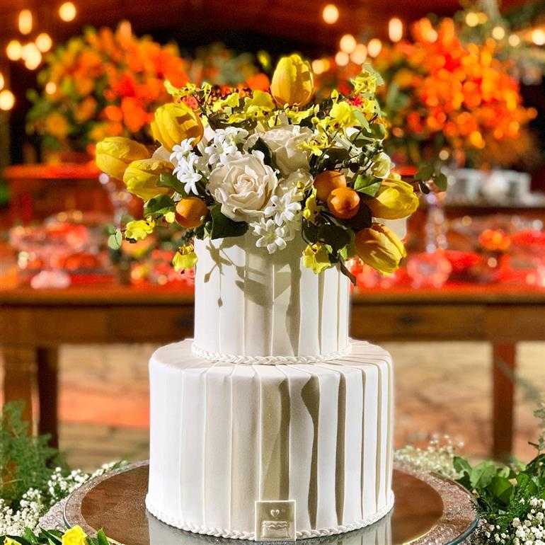bolo de casamento com flores naturais