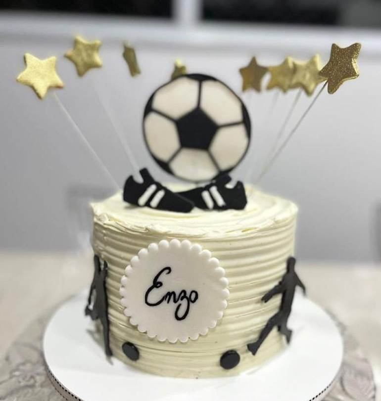 Bolo com topper de futebol e estrelas