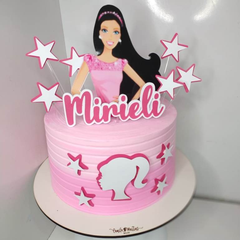 E o bolo de hoje é um bolo feminino com tema da Barbie 💕 #bolobarbie