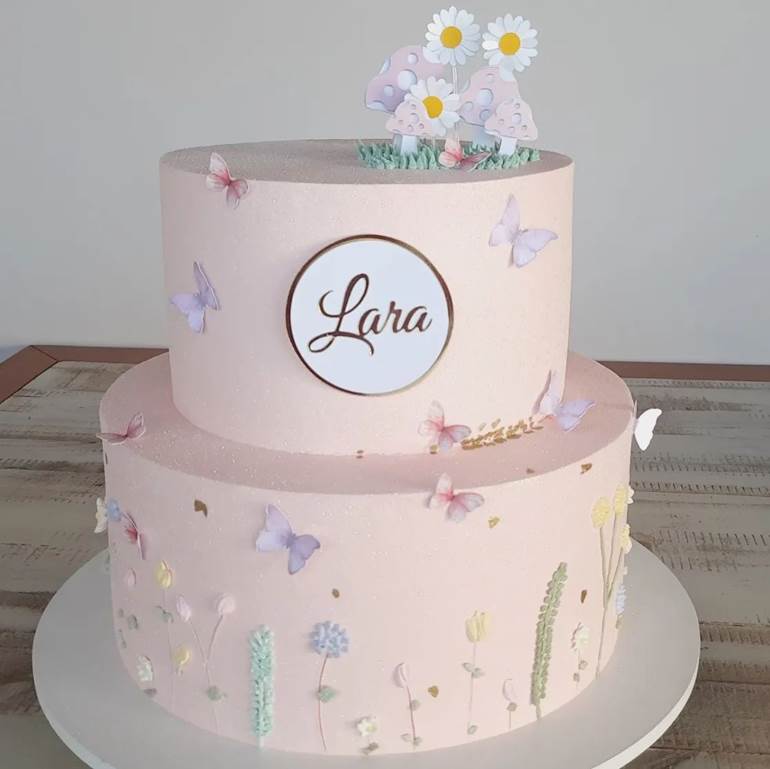 Bolo rosa pastel com borboletas