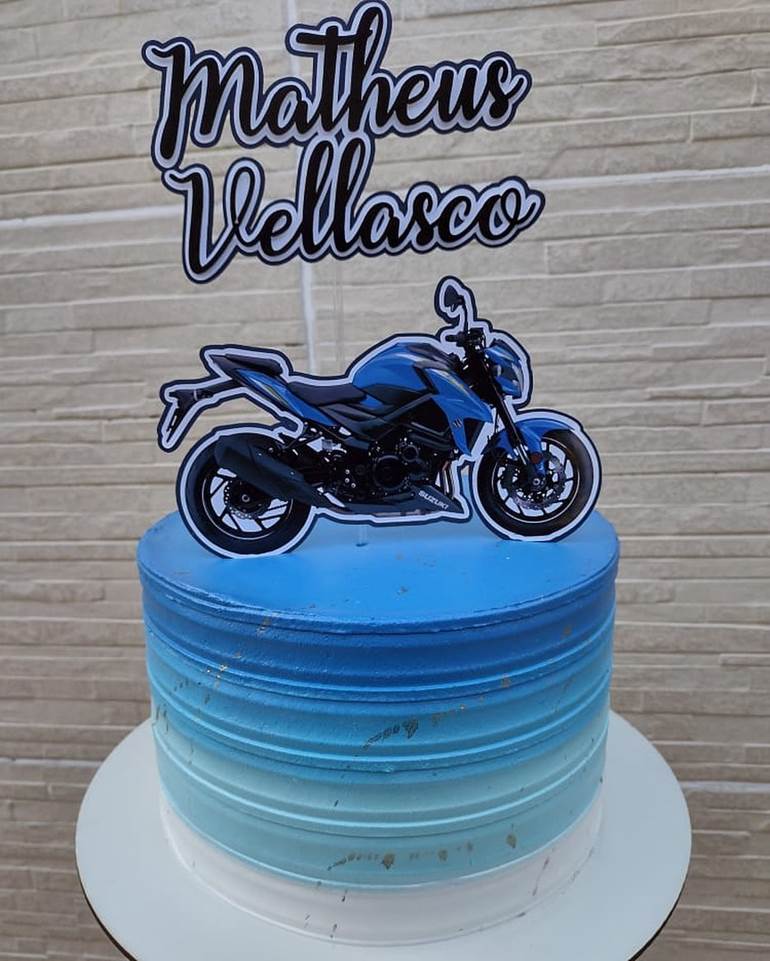 Bolo motoqueiro em chantininho  Bolo, Bolos de aniversário, Bolos