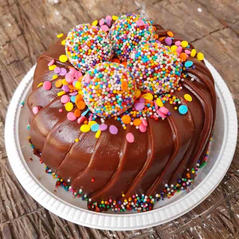 Bolo de chocolate com brigadeiros coloridos