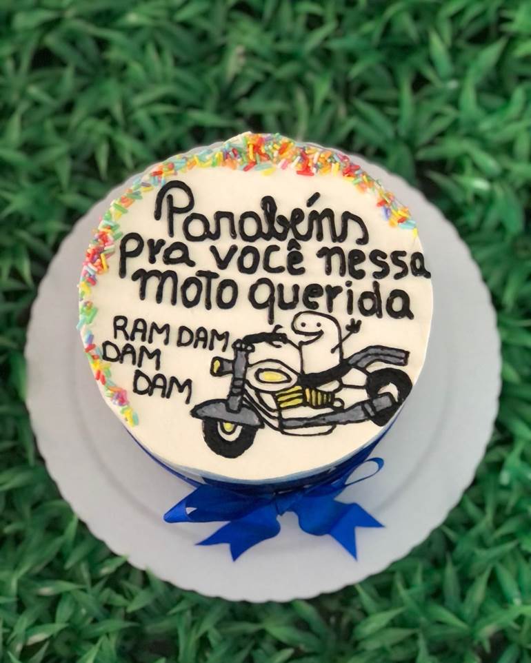 Topo Motoqueiro no bolo perfeito de @frcakesgourmet