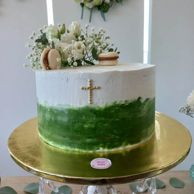 Bolo metade verde com macarons 