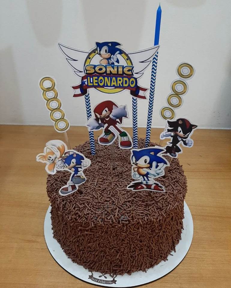 Bolo de chocolate com personagens