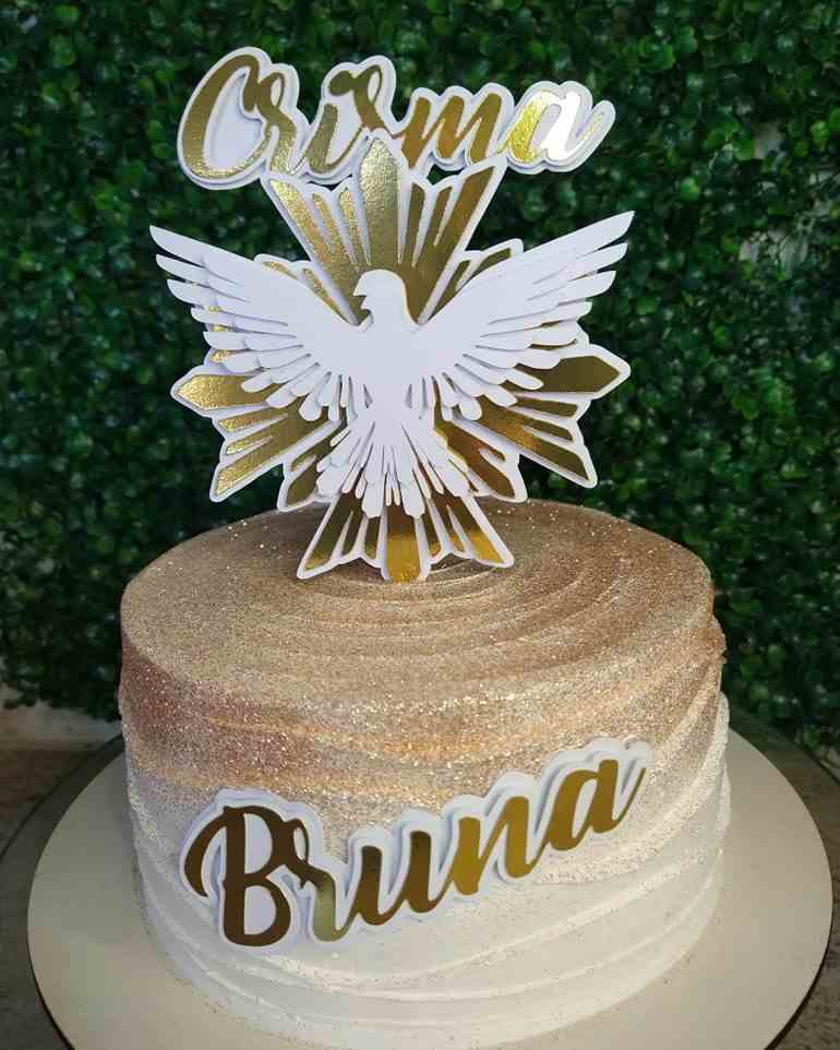 Bolo dourado com glitter e metade branco