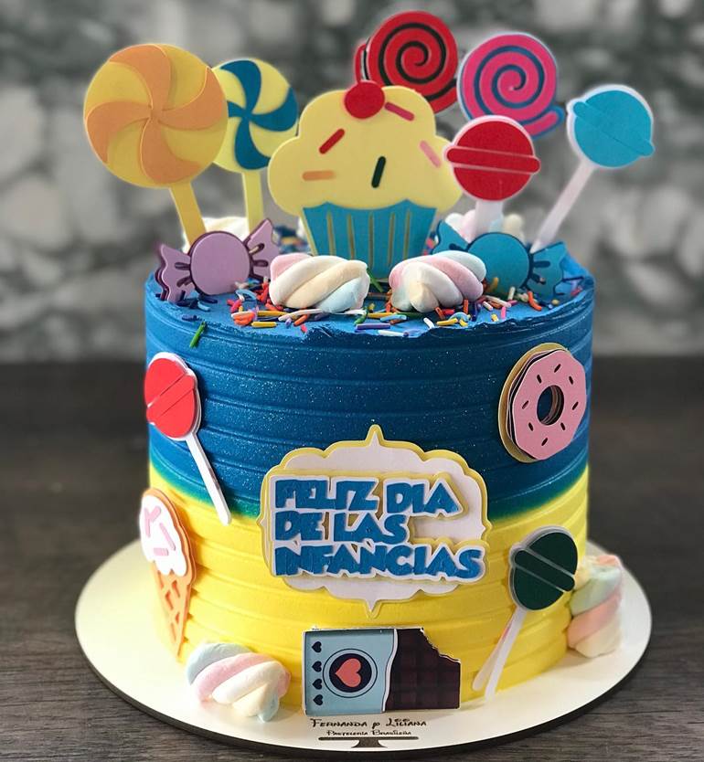 Bolo azul com amarelo e cupcake de topper