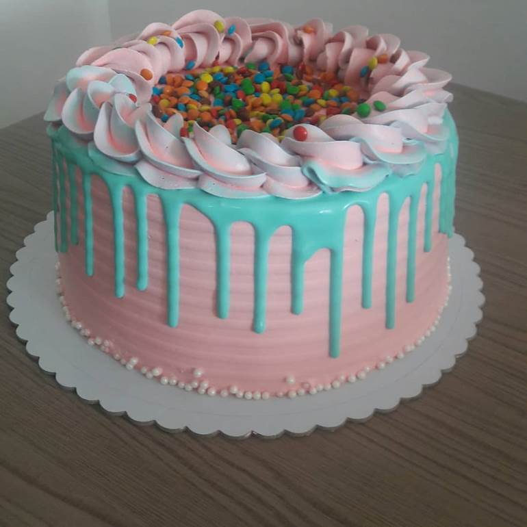 Bolo retrô com chantilly rosa bebê