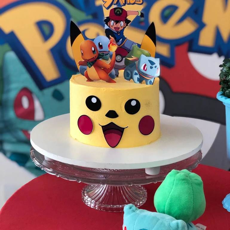 Bolo em formato de Pikachu com personagens no topo