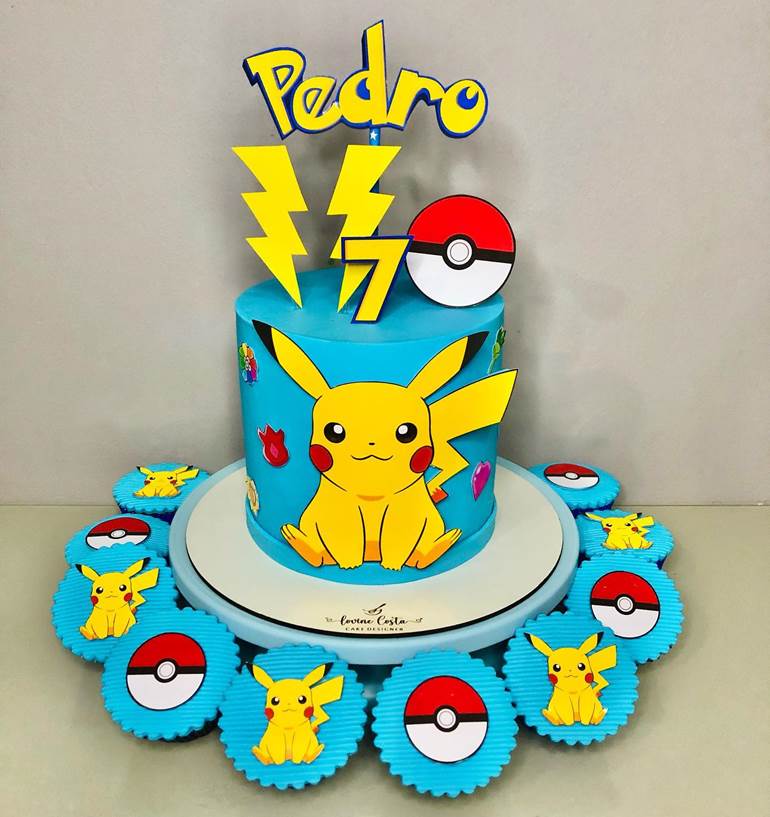 Bolo azul com cupcakes de Pikachu e Pokebola