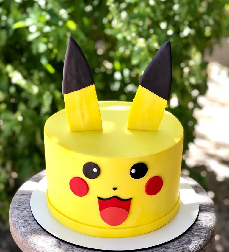 Bolo amarelo de Pikachu feliz