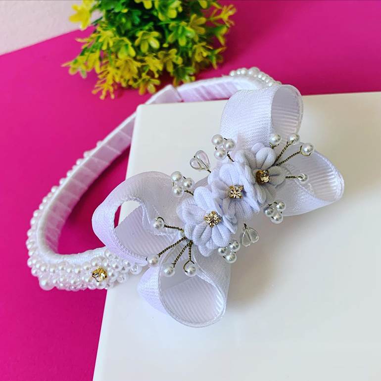 Tiara com flores brancas e laço