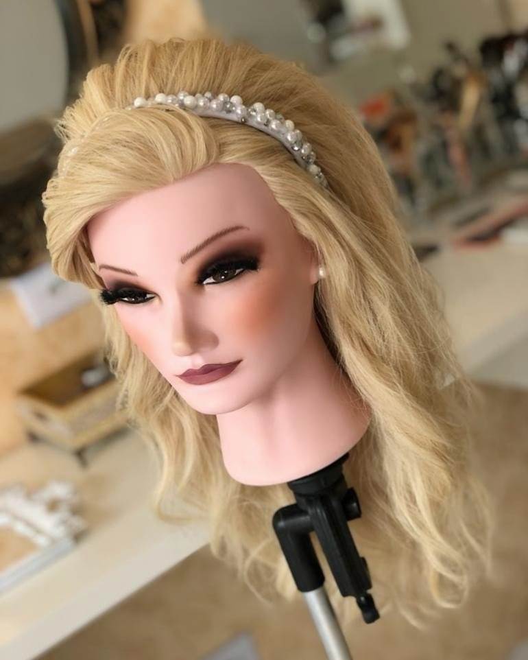 Penteado em cabelo loiro com tiara branca