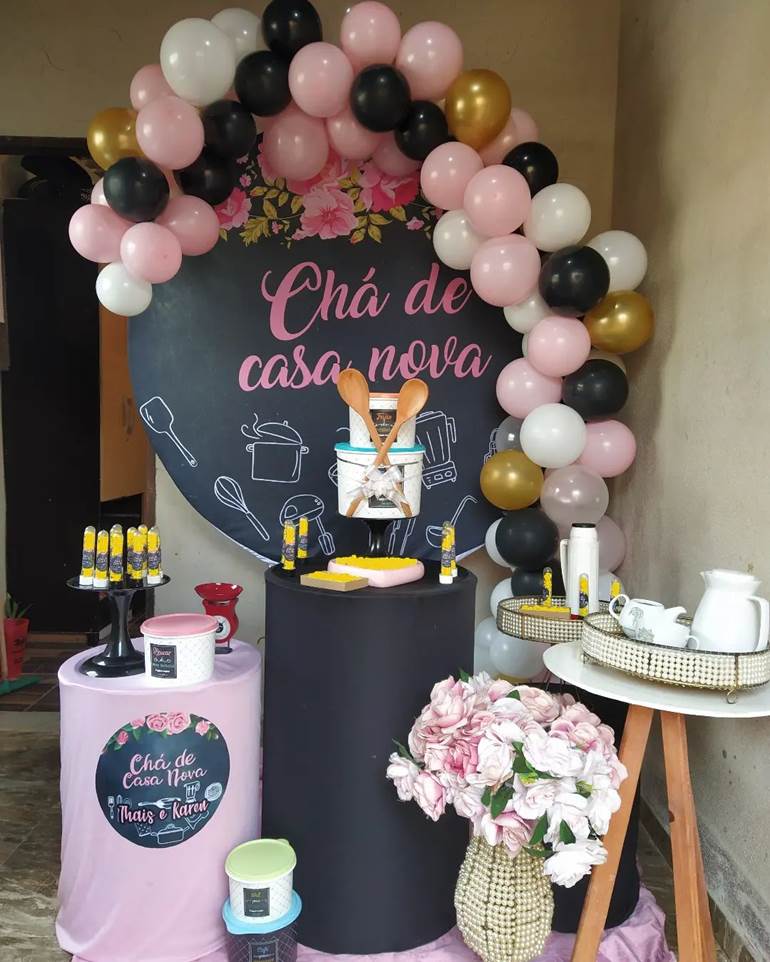 Painel preto com rosa chá de panela 