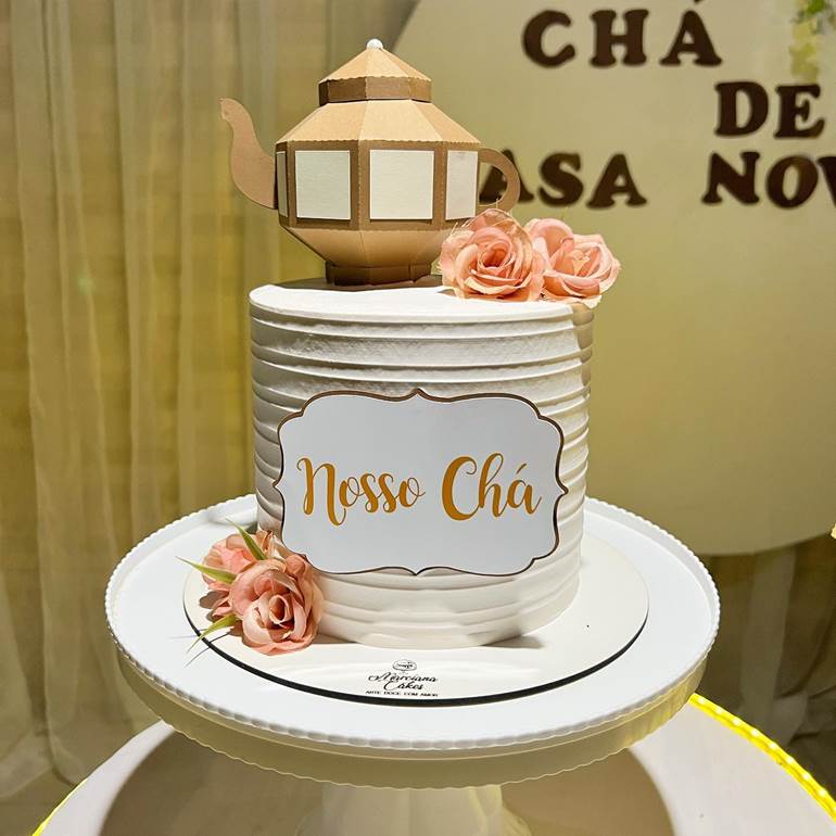 Bolo branco com bule e rosas chá de casa nova