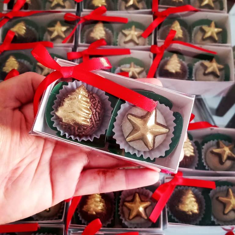 Brigadeiros decorados de natal lembrancinha