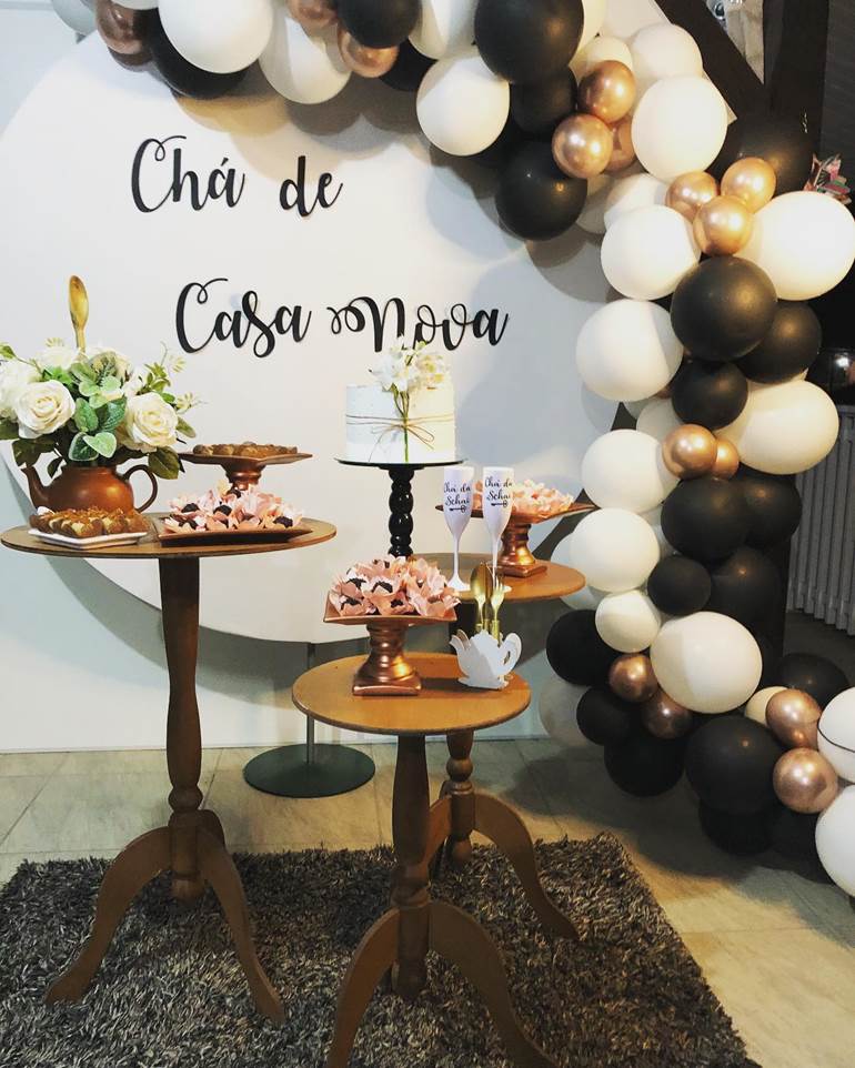 Decoração branca, dourada e preta chá de panela