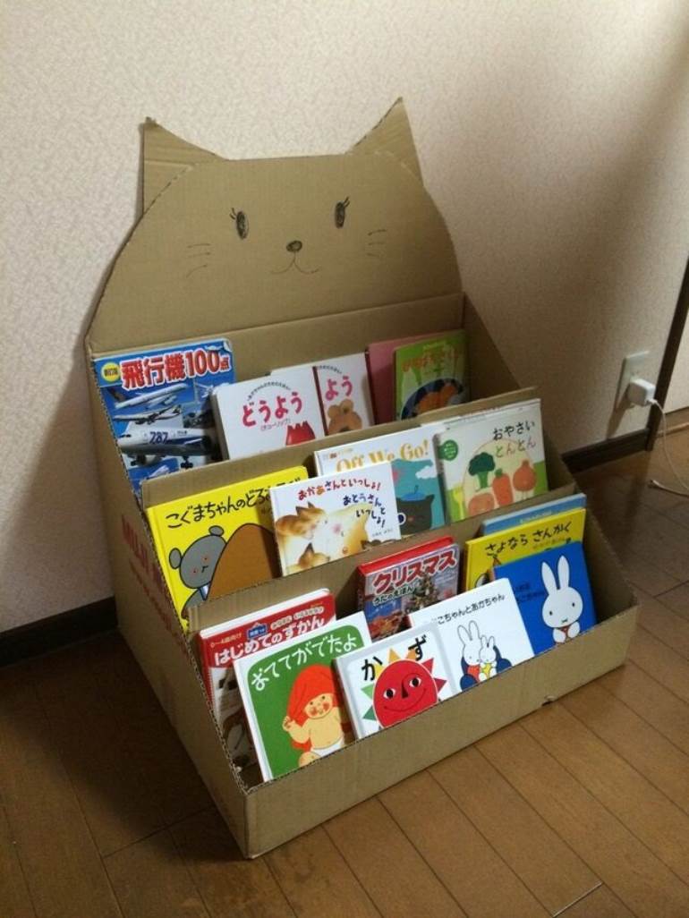 Cantinho da leitura com estante de papelão de gato