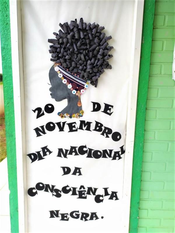 Cartaz 20 de novembro com mulher de cabelo preto