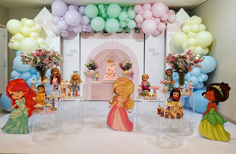 Tema de festa de princesas da disney feminino