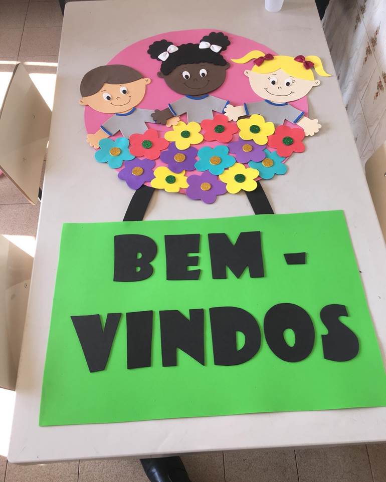 Painel de bem vindos com bonecos e flores