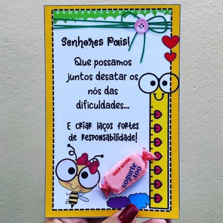 Lembrancinha de cartão personalizado com bala e abelha