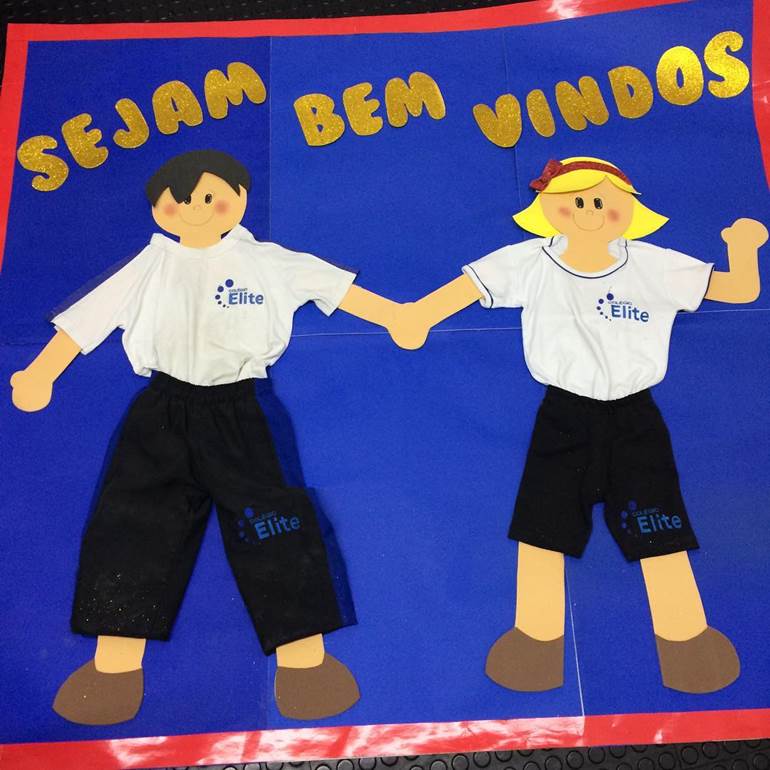 Painel com bonecos de uniforme