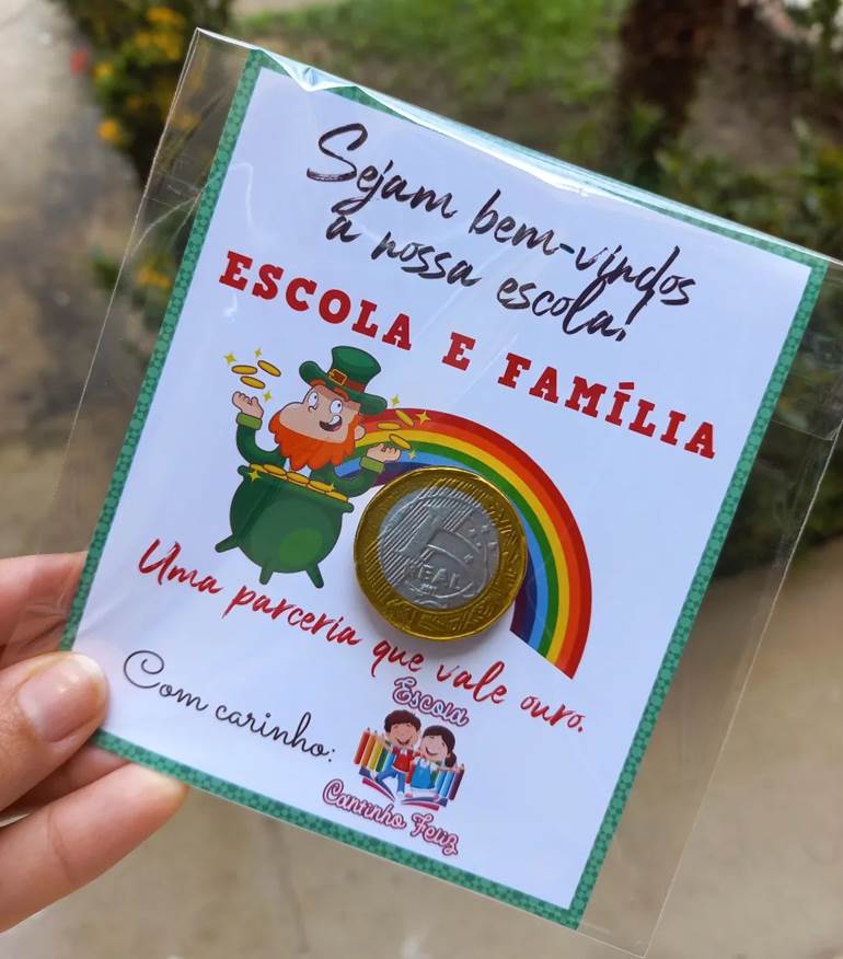 Moeda com cartão personalizado de primeiro dia de aula