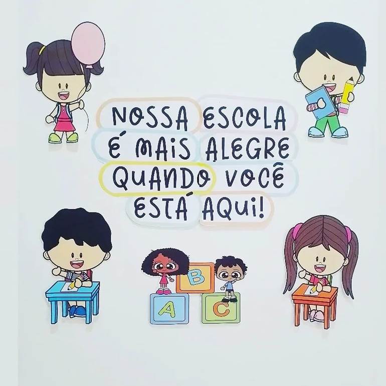 Painel com alunos na carteira