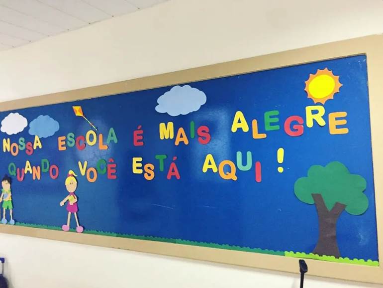 Painel azul com sol e árvore