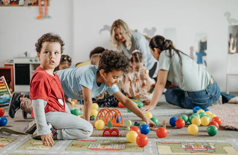 Crianças brincando educação infantil