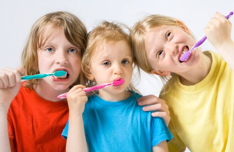 Crianças escovando dente educação infantil