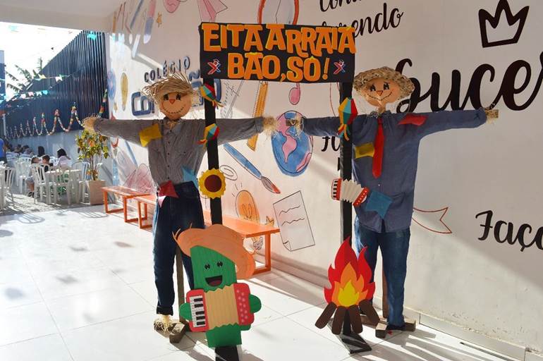 Decoração de festa junina com espantalhos