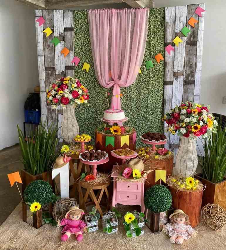 Decoração de festa junina com flores diversas