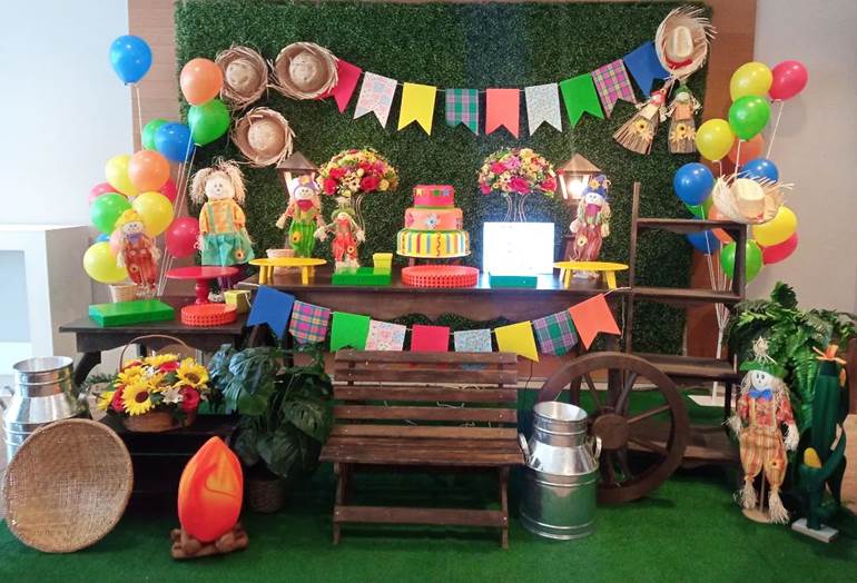 Decoração de festa de junina com bonecos e bandeiras