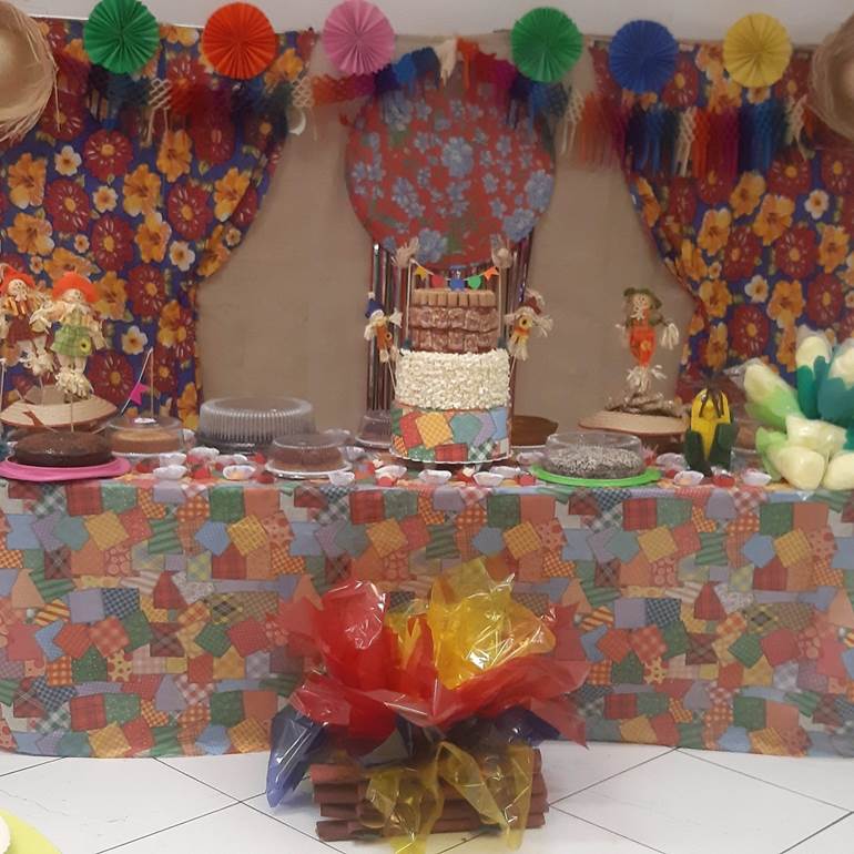 Decoração de festa junina com bolo e fogueira