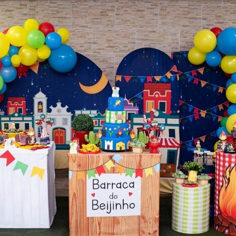 Decoração de festa junina com painel azul