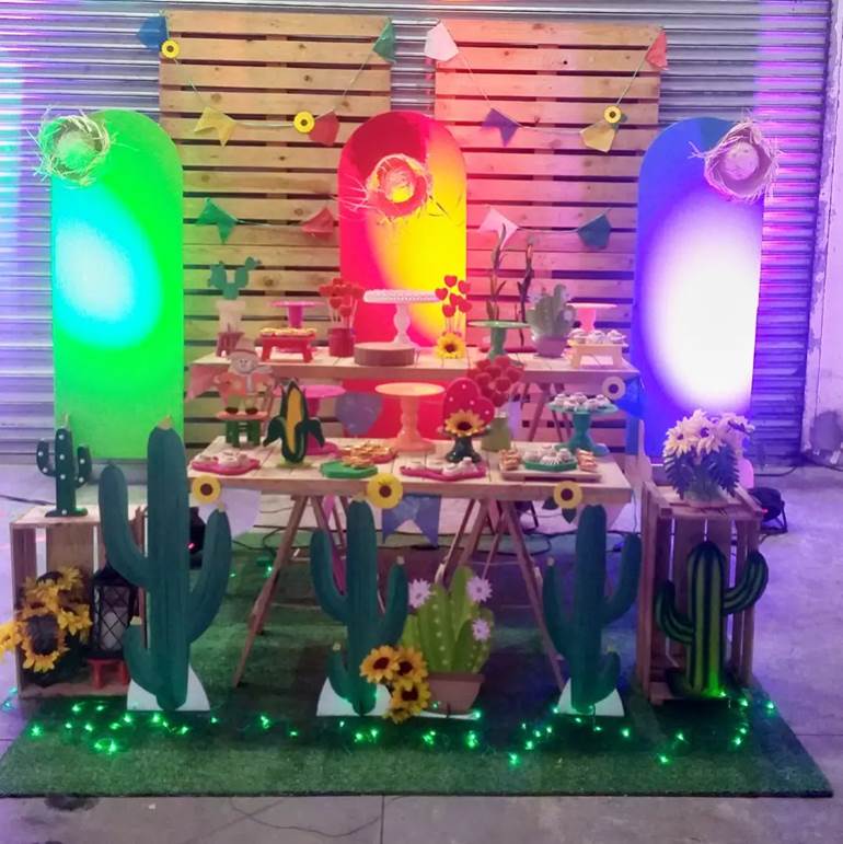 Decoração de festa junina com cactos