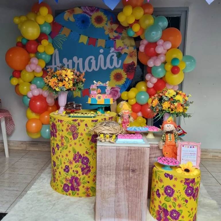 Decoração de festa junina com tecido chita