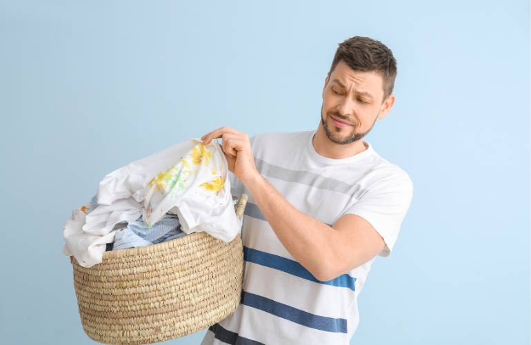 como tirar mancha amarela de roupa branca